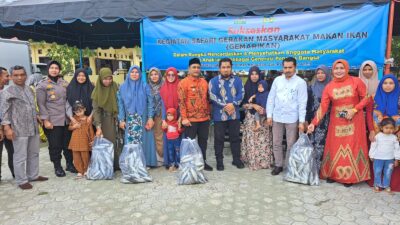 Pengendalian Inflasi, Pj. Bupati Aceh Besar dan DKP Aceh Bagikan 1 ton Ikan