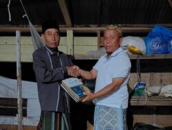 Anggota DPRK, Mustafa Ishak Serahkan Bantuan Kitab Untuk Pesantren
