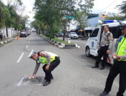 Polisi Tandai Jalan Berlubang di Banda Aceh, Ajak Pengendara Hati-hati