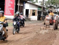 Tak Kunjung Diperbaiki, Warga Kerahkan Alat Berat Rakitan Perbaiki jalan Berlubang