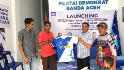 Bangkitkan Semangat Anak Muda, Isnaini Husda Bantu Peralatan Olahraga