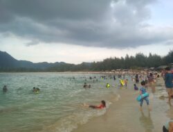 Pergantian Tahun, Pantai Lampuuk Padat Pengunjung