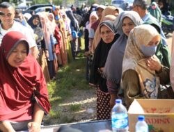 Harga Lebih Miring, Kaum Ibu Serbu Pasar Murah di Darussalam