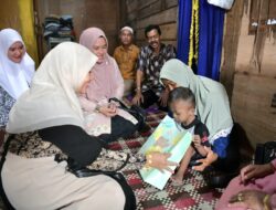 Ketua PKK Aceh Besar Besuk dan Santuni Bocah Penderita Bocor Jantung