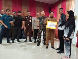 Pj Bupati Aceh Besar Serahkan Bonus untuk Atlet PORA XIV