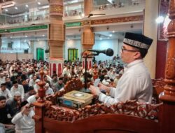 Bakri Siddiq Isi Tausiah Tarawih Malam Pertama di Masjid Oman