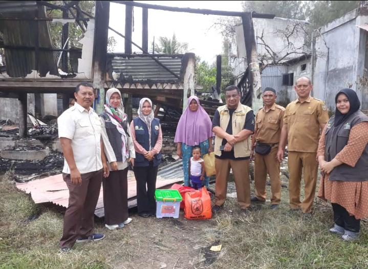 Dinsos Serahkan Bantuan Masa Panik untuk Korban Kebakaran di Gampong Jawa
