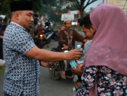 Pj Bupati Aceh Besar Bagi-bagi Takjil di Simpang Bundaran Lanud SIM Blang Bintang