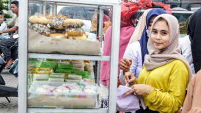 Hari Pertama Puasa, Pasar Takjil Lambaro diserbu Pembeli