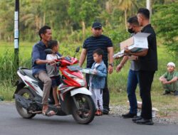 Pj Bupati Aceh Besar Kembali Bagi-bagi Takjil, Kali Ini di Peukan Seuneulop Montasik