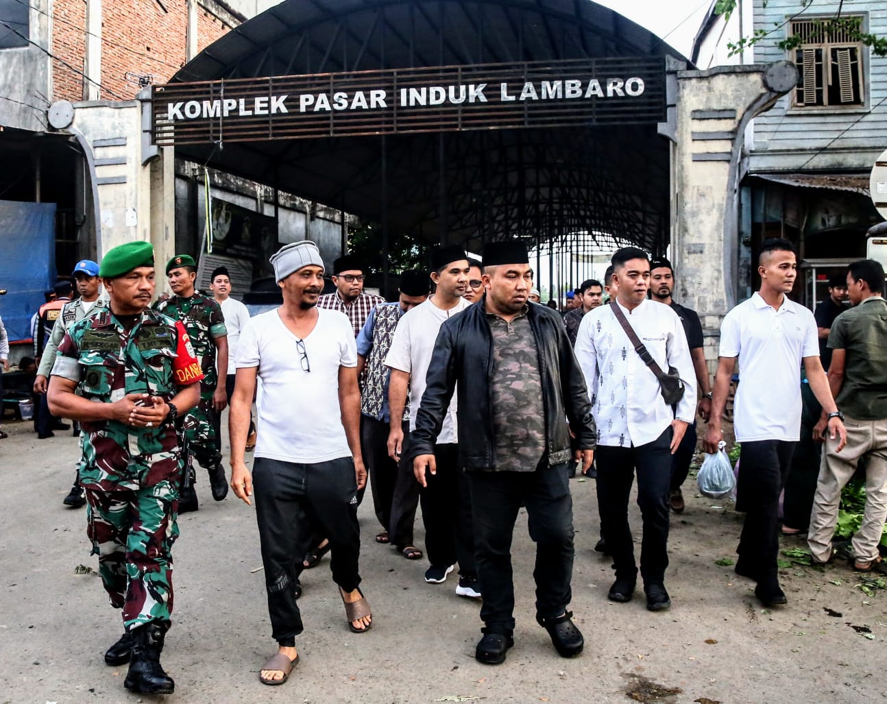 Usai Shalat Subuh Berjamaah Pj Bupati Aceh Besar Kembali Urai Kesemerawutan Pasar Induk Lambaro