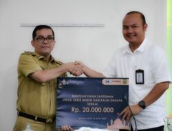 Bakri Siddiq Serahkan Dana Santunan Askrindo Kepada Fakir Miskin