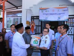 Bakri Siddiq dan Bulog Aceh Serahkan Bantuan Beras kepada Warga Sukadamai