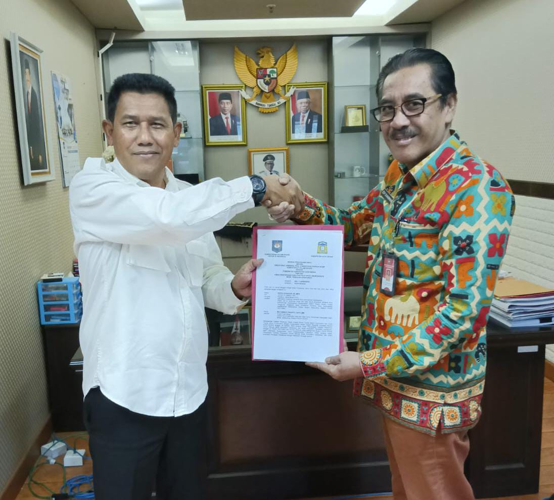 Kalaksa BPBD Aceh Besar Terima Dokumen BAST 2 Unit Damkar Hibah Kemendagri