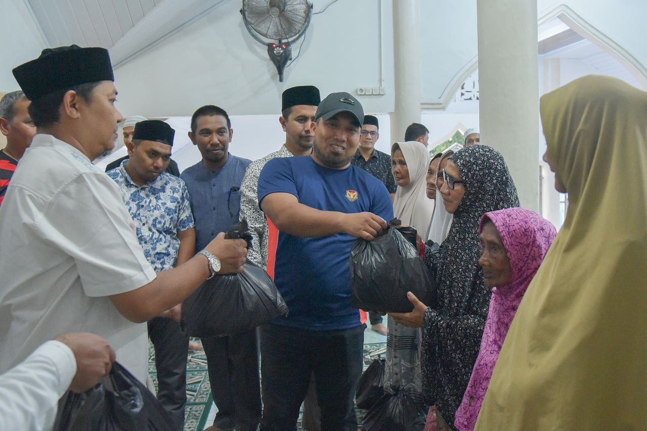 Pj Bupati Aceh Besar Salurkan 50 Paket Ramadhan di Cot Suruy