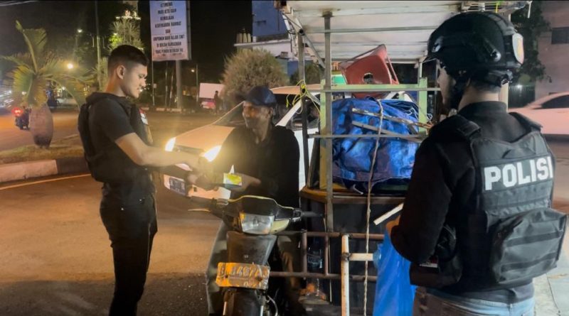 Sat Reskrim Polresta Banda Aceh Bagikan Makan Sahur ke Warga Membutuhkan