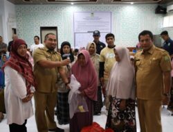 Pj Bupati Aceh Besar Serahkan Bantuan Atensi untuk Lansia
