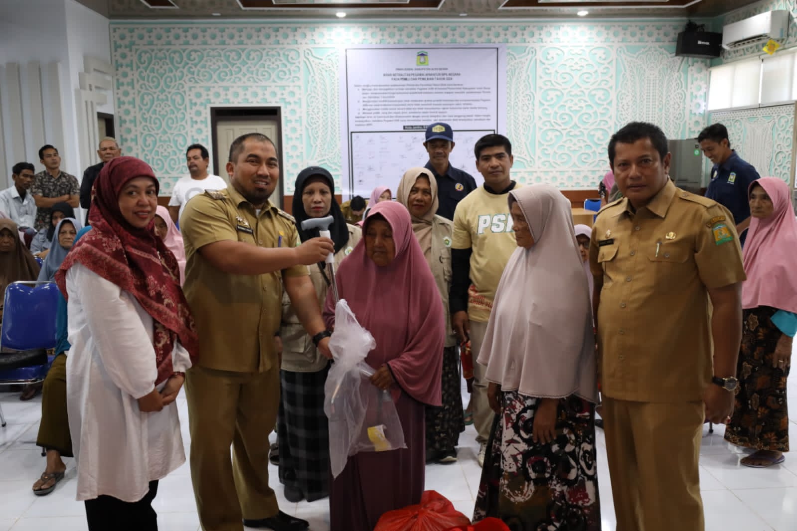 Pj Bupati Aceh Besar Serahkan Bantuan Atensi untuk Lansia