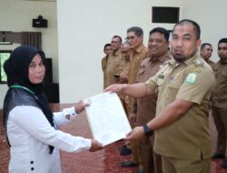 Pj Bupati Aceh Besar Ambil Sumpah 57 ASN dan Serahkan Perpanjangan SK PPPK