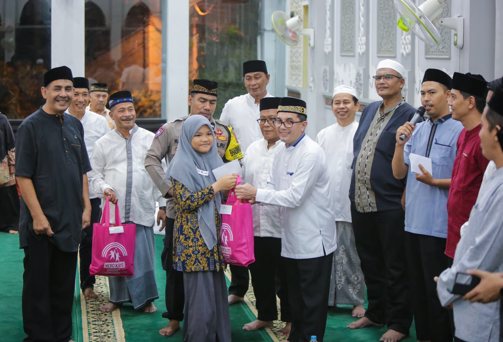 Bakri Siddiq Bagikan Paket Lebaran untuk Anak Yatim Piatu Kampung Kramat