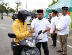 Sapa Warga, Pj Bupati Aceh Besar Berbagi 250 Paket Takjil di Kota Jantho