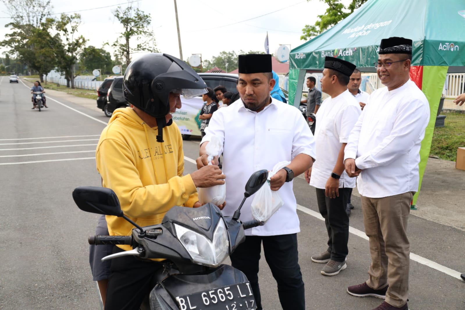 Sapa Warga, Pj Bupati Aceh Besar Berbagi 250 Paket Takjil di Kota Jantho