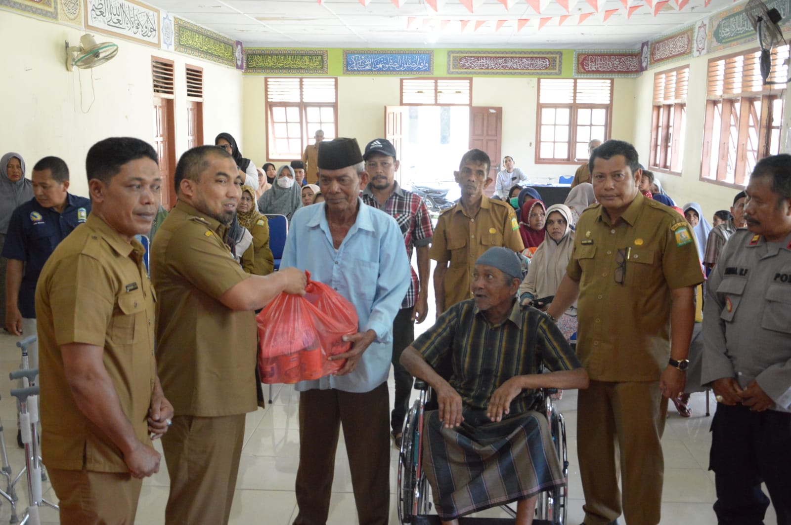 Pj Bupati Aceh Besar Antar Bantuan Kursi Roda untuk Penyandang Disabilitas