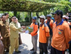 Bakri Siddiq Salurkan Zakat untuk 566 Petugas Kebersihan