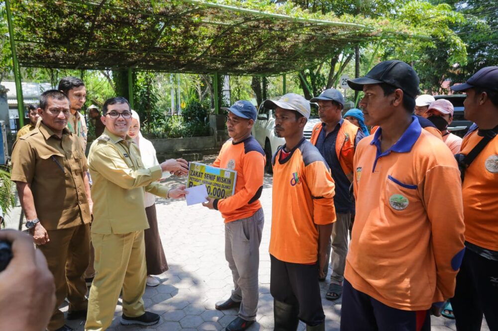 Bakri Siddiq Salurkan Zakat untuk 566 Petugas Kebersihan