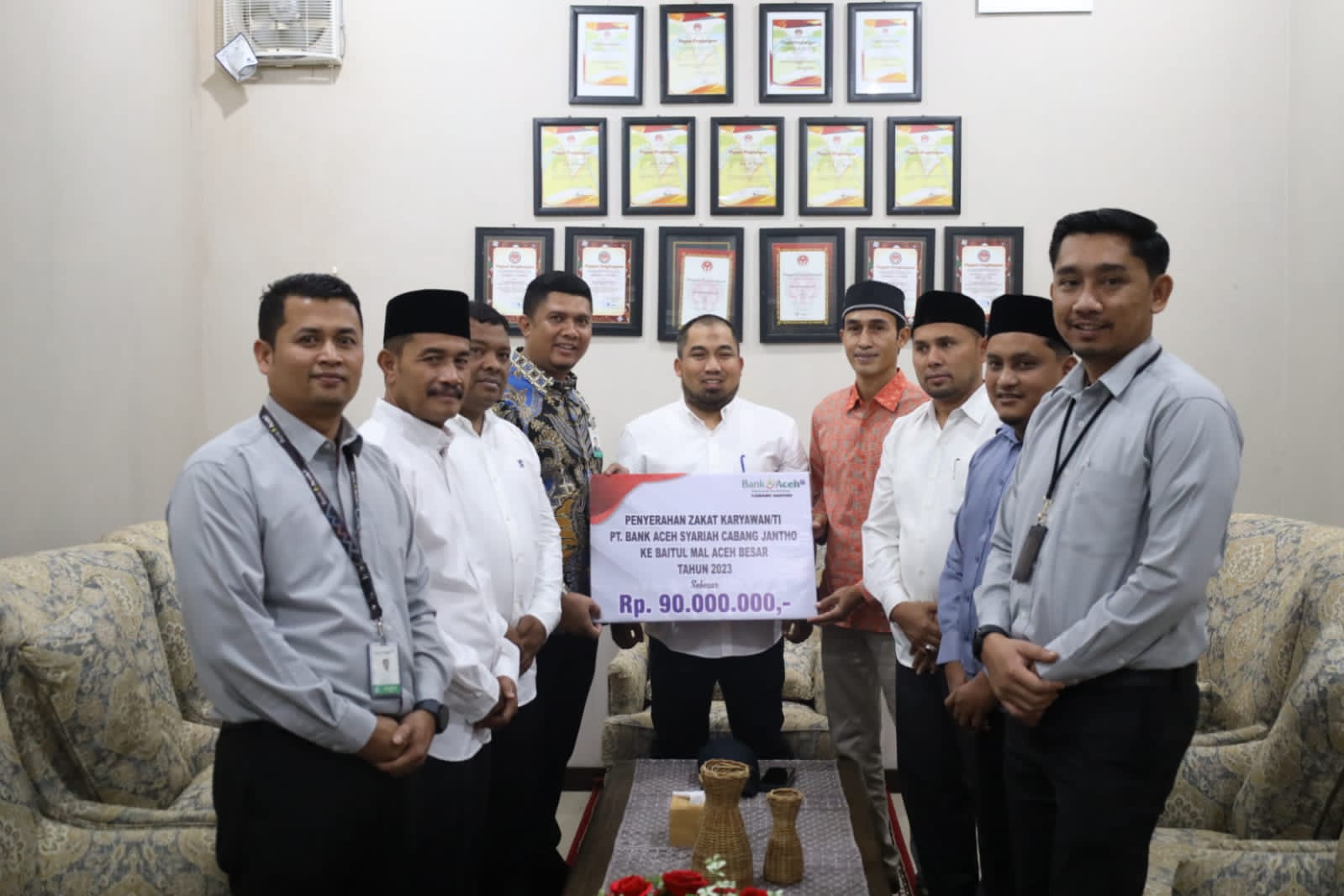 Disaksikan Pj Bupati, Baitul Mal Aceh Besar Terima Zakat Karyawan Bank Aceh Syariah Cabang Jantho