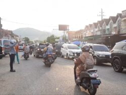 Personil Dishub Aceh Besar Urai Kemacetan di Simpang Ajun Jeumpet