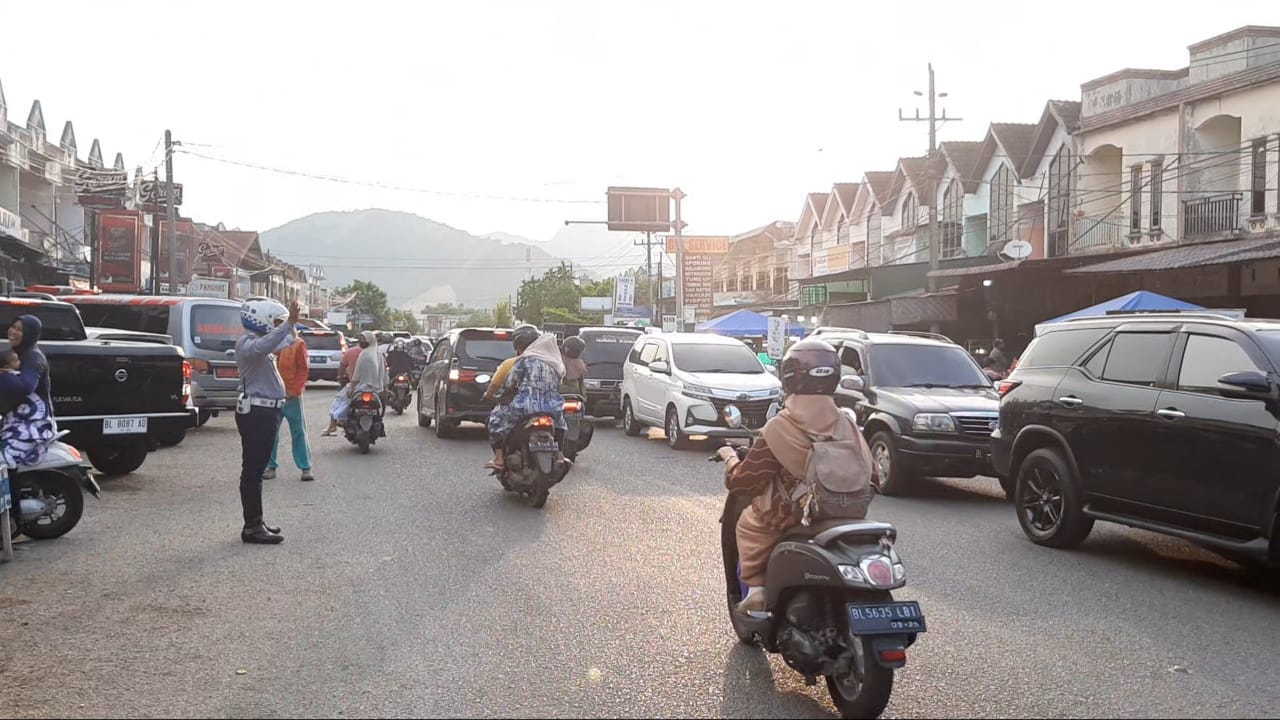 Personil Dishub Aceh Besar Urai Kemacetan di Simpang Ajun Jeumpet