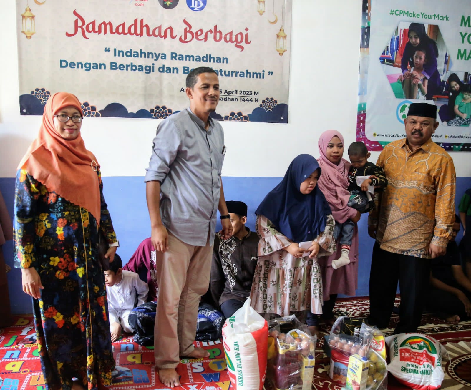 Wakili Pj Bupati, Kadis Syariat Islam Aceh Besar Kunjungi Anak Disabilitas