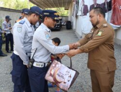 Pj Bupati Bagikan Bingkisan Lebaran untuk 38 Personil Kontrak Dishub Aceh Besar