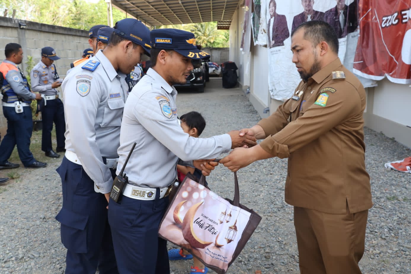 Pj Bupati Bagikan Bingkisan Lebaran untuk 38 Personil Kontrak Dishub Aceh Besar
