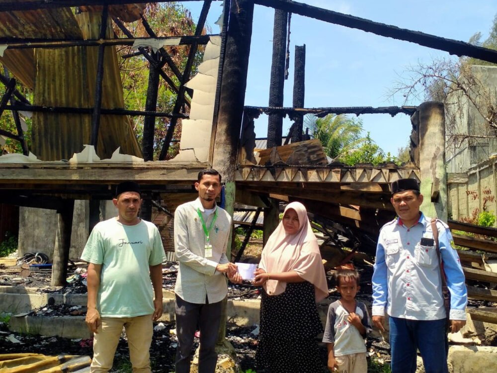 Korban Kebakaran Gampong Jawa Terima Bantuan Baitul Mal Kota Banda Aceh