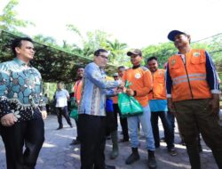 Bakri Siddiq Serahkan Paket Lebaran Bank Aceh untuk Pasukan Oranye