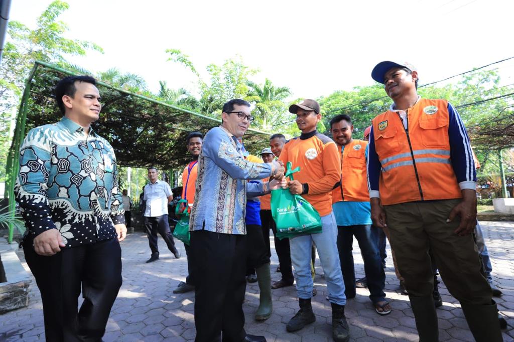 Bakri Siddiq Serahkan Paket Lebaran Bank Aceh untuk Pasukan Oranye