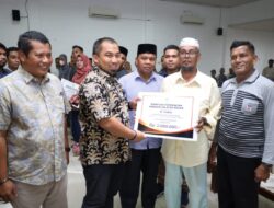 Pj Bupati Aceh Besar Berikan Bantuan Kepada 14 Korban Bencana Alam dan Sosial