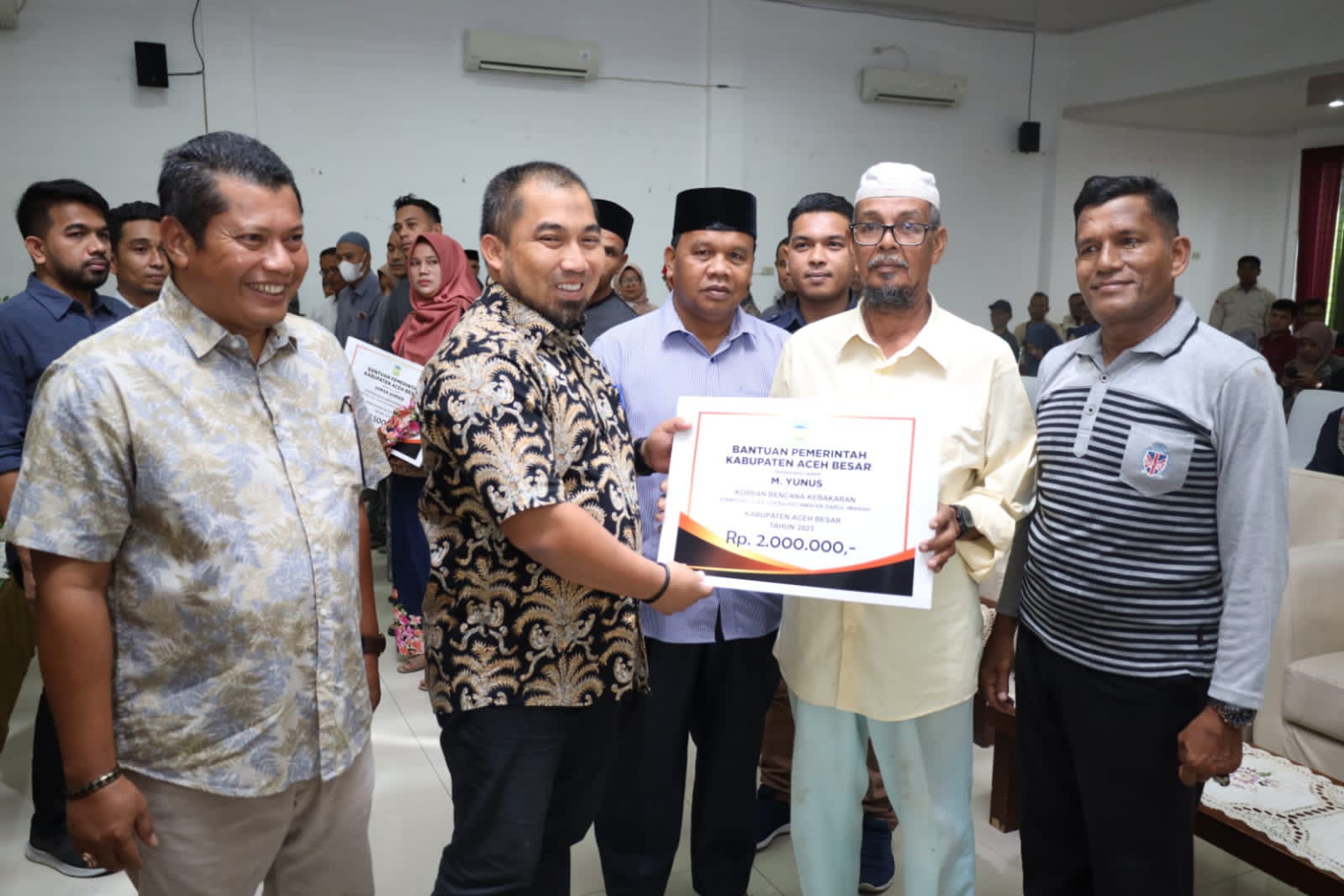 Pj Bupati Aceh Besar Berikan Bantuan Kepada 14 Korban Bencana Alam dan Sosial