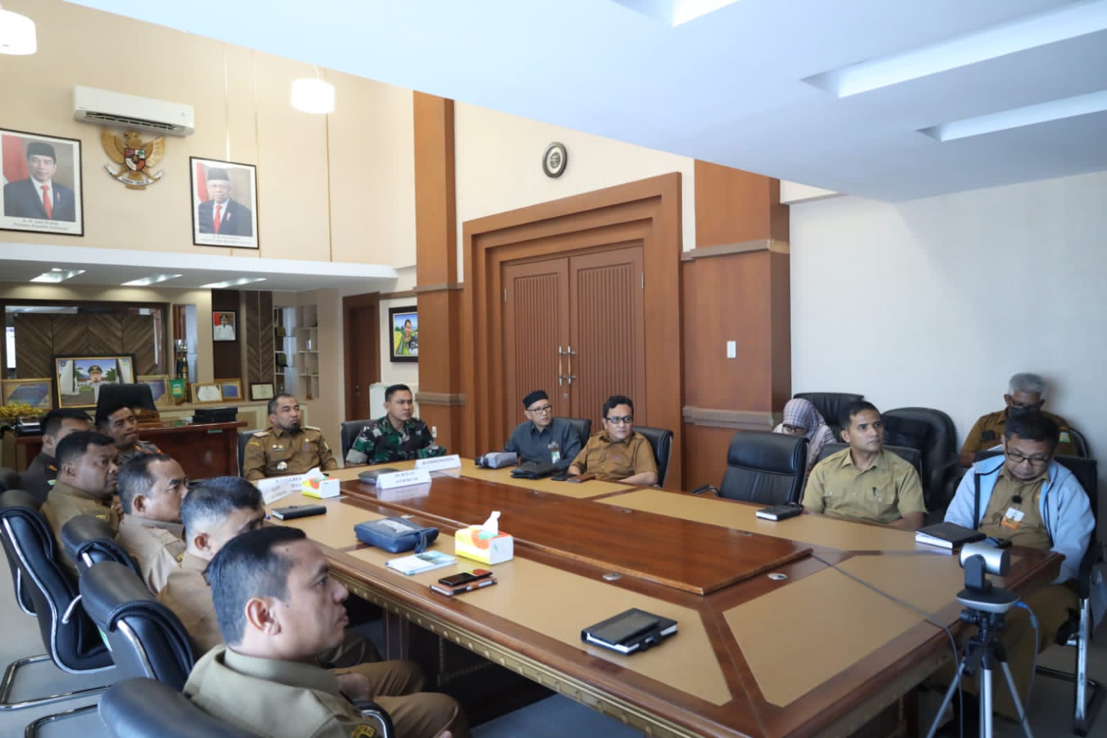 Melalui Zoom Meeting - Pj Bupati dan Sekda Aceh Besar Ikuti Rakor Pengendalian Inflasi Daerah