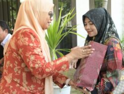 Mellani Serahkan Bingkisan dan Takjil Bagi Petugas Kebersihan