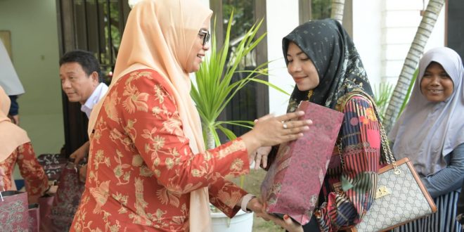 Mellani Serahkan Bingkisan dan Takjil Bagi Petugas Kebersihan