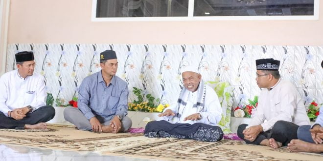 Mewakili Pemerintah Aceh, Kadisdik Dayah Takziah ke Dayah Abu Paya Pasi