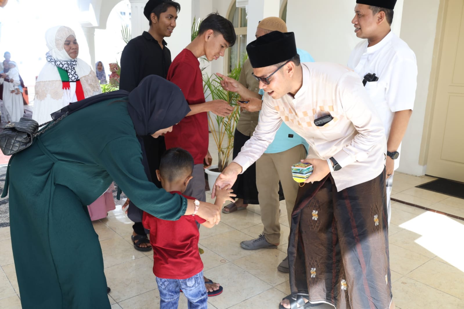 Ribuan Masyarakat Bersilaturrahmi ke Meuligoe Bupati Aceh Besar