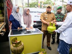 Pj Bupati Aceh Besar Pantau Langsung Operasi Pasar Murah Gas Elpiji 3 Kg di Kecamatan Ingin Jaya