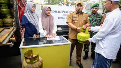 Pj Bupati Aceh Besar Pantau Langsung Operasi Pasar Murah Gas Elpiji 3 Kg di Kecamatan Ingin Jaya