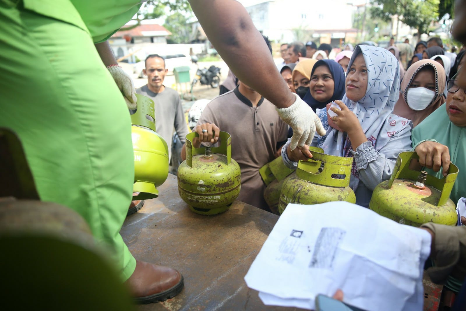 Masyarakat Darul Imarah Berebut Antrian Operasi Pasar Gas Elpiji 3 Kg di Masjid Al-Faizin