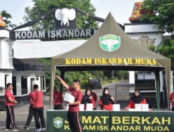 Kodam IM melaksanakan kegiatan Jum’at Berkah dengan membagikan makanan siap saji.