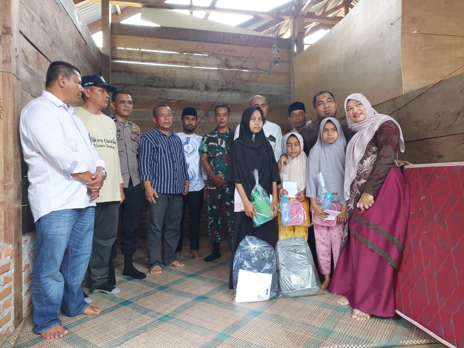 Pj Bupati dan Ketua TP PKK Aceh Besar Jenguk Anak Yatim di Bayu Seulimuem